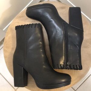 URBAN OUTFITTERS •”Bobbie” • Leather Platform Boot